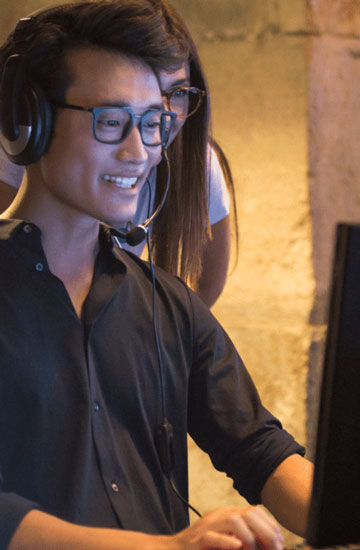 Мъж носи стъкла Есилор с дизайн Eyezen, докато играе компютърни игри.